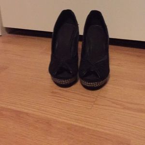 Black and houndstooth print platforms